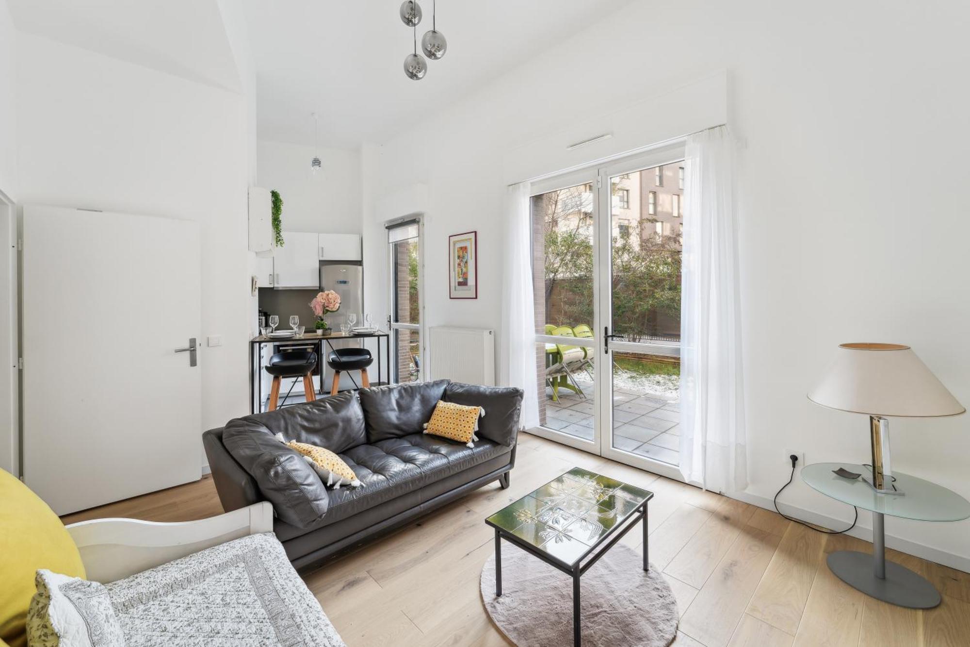 Chic Terrace Garden Parking Apartment